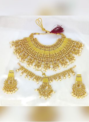 Attractive Bridal Jewellery in Gold for Engagement