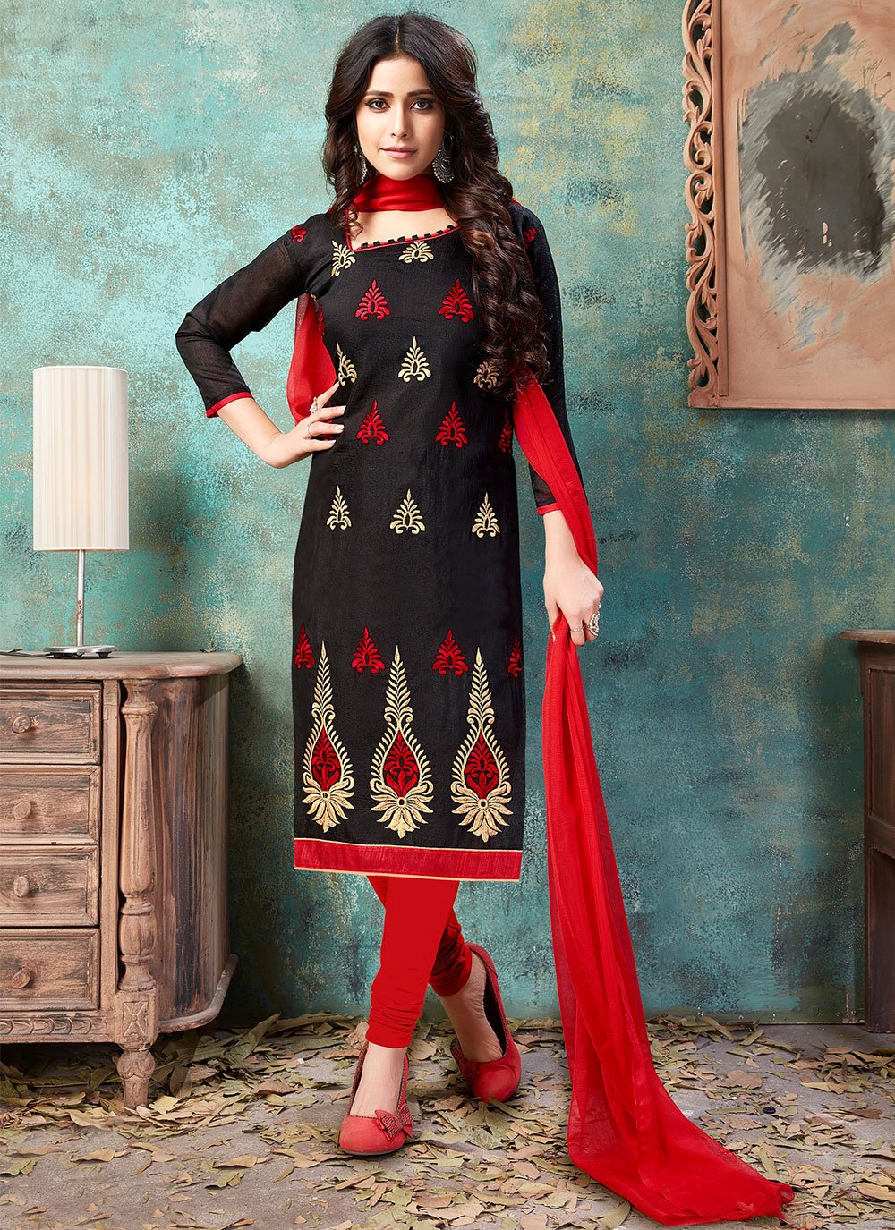 Organza Black Salwar Kameez With Red Dupatta | Black salwar kameez,  Beautiful pakistani dresses, Pakistani fancy dresses
