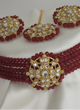 Demure choker set in Maroon for Reception