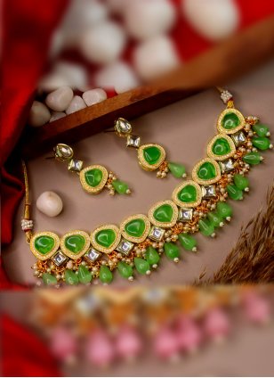 This designer Green Necklace Set detailed with Kundan