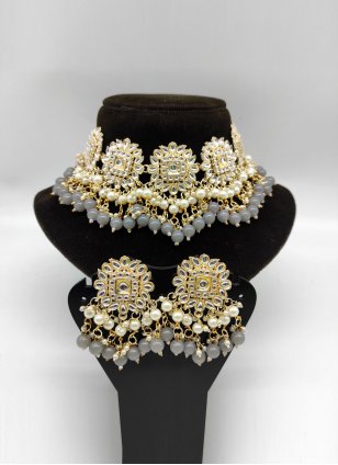 This designer Grey Jewellery Set detailed with Moti Work