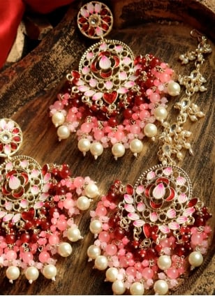 This designer Maroon Jewellery Set detailed with