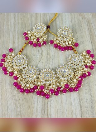 This designer Pink Necklace Set detailed with Kundan