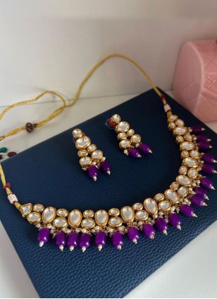 This designer Purple Jewellery Set detailed with Kundan