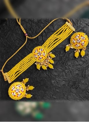 This designer Yellow Jewellery Set detailed with Meenakari work