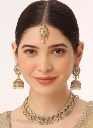 Auspicious Jewellery Set in Gold for Festival