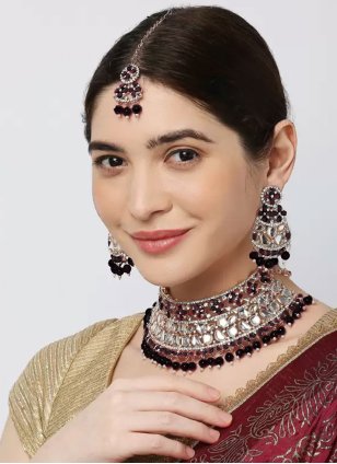Jewellery Set in Black Enhanced with Alloy