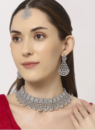 Jewellery Set in Silver Enhanced with Alloy