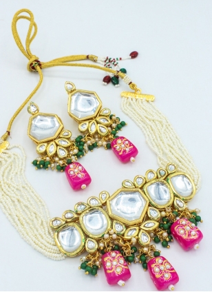 This designer Pink Jewellery Set detailed with Alloy