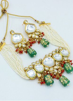 This Green Jewellery Set is Enhanced with Alloy