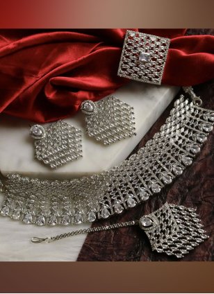 This White Necklace Set is Enhanced with Diamond