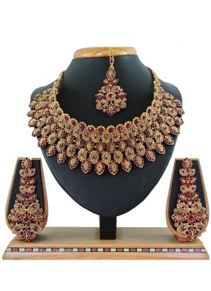 Titillating Necklace Set in Burgundy for Reception