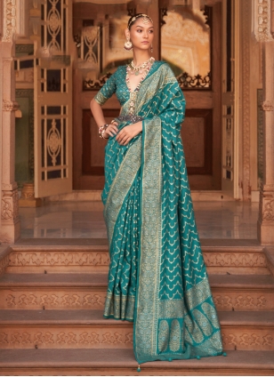 Ayush Kejriwal - Patan Patola : Cloth for Kings ❤️ Why are these Patola  Sarees so expensive ? Patola means “Queen of Silks”. The Patola Silk Sarees  are one of the finest