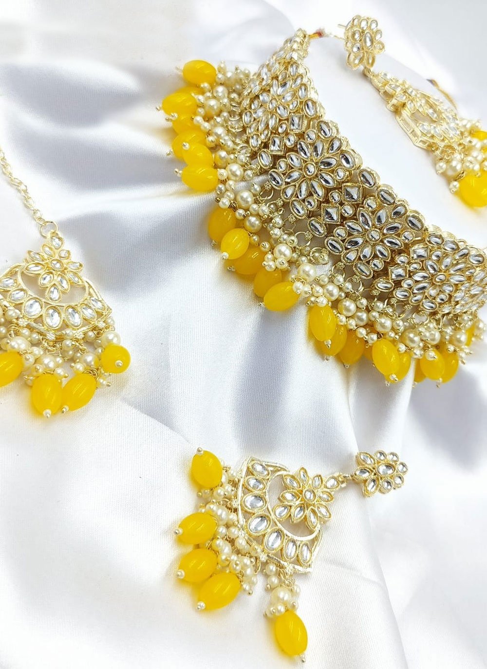 Women's Yellow Jewellery Set for Reception