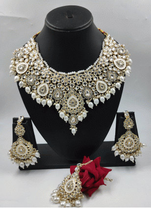 Remarkable White Bridal Jewellery Set