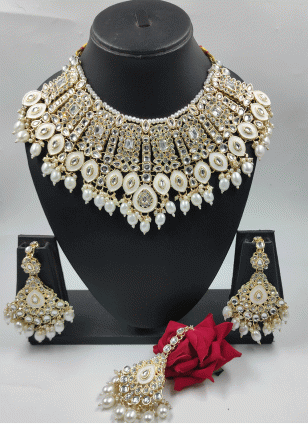 Splendid Off White Bridal Jewellery Set